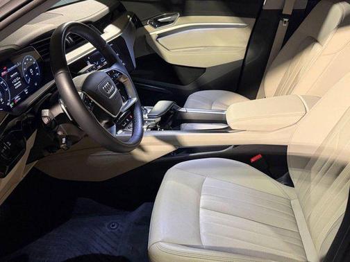 Glacier White Metallic 2023 Audi e-tron Premium Plus quattro