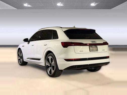 Glacier White Metallic 2023 Audi e-tron Premium Plus quattro