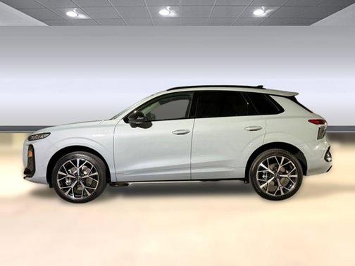 Arrow Gray Pearl Effect 2026 Audi Q3 TFSI quattro S tronic
