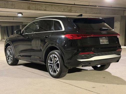 Mythos Black Metallic 2025 Audi Q5 Premium TFSI quattro S tronic