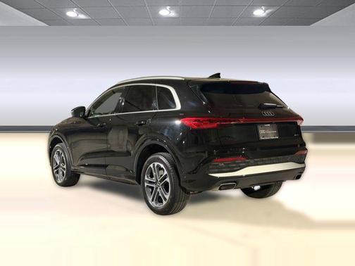 Mythos Black Metallic 2025 Audi Q5 Premium TFSI quattro S tronic