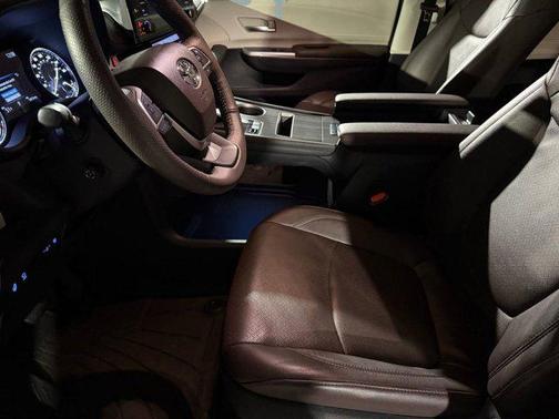 2024 Toyota Sienna Platinum