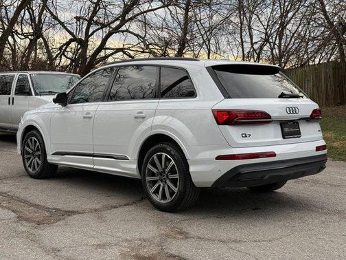 2023 Audi Q7 45 Premium Plus
