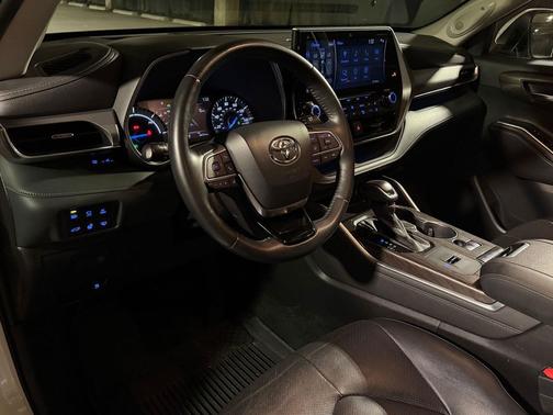 White 2021 Toyota Highlander Hybrid Platinum