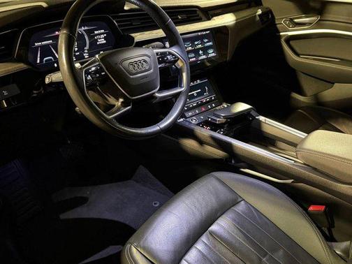 Mythos Black Metallic 2021 Audi e-tron Sportback Premium