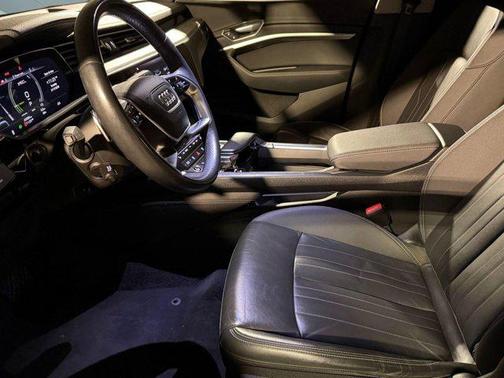 Mythos Black Metallic 2021 Audi e-tron Sportback Premium