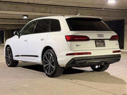 Glacier White Metallic 2023 Audi Q7 55 Premium Plus