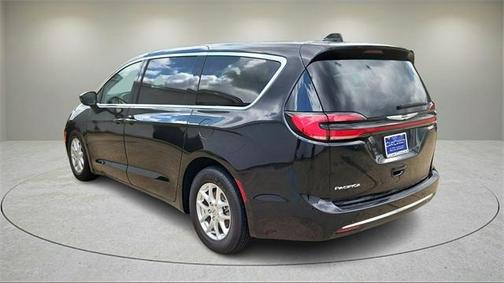 2023 Chrysler Pacifica Touring-L