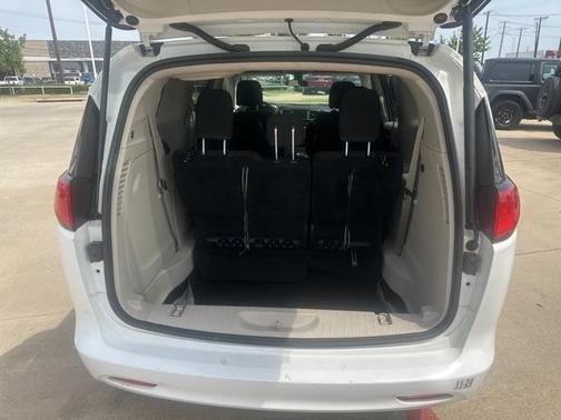 2022 Chrysler Voyager LX