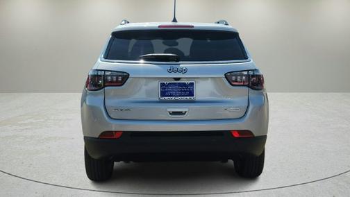 Silver Zynith Metallic Clearcoat 2025 Jeep Compass Latitude
