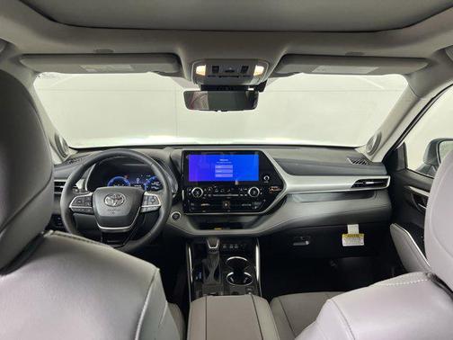 2025 Toyota Highlander Hybrid Platinum