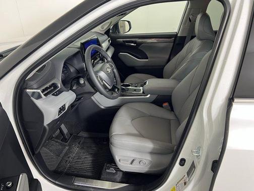 2025 Toyota Highlander Hybrid Platinum