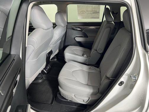 2025 Toyota Highlander Hybrid Platinum