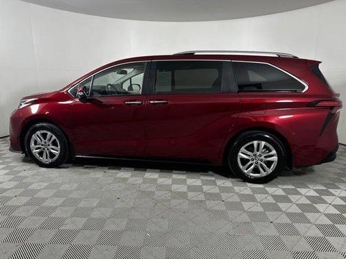 2022 Toyota Sienna Limited 7-Passenger