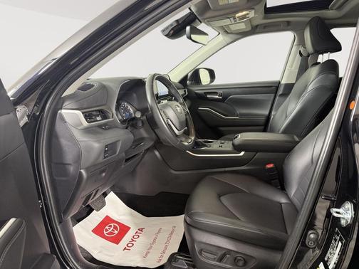2025 Toyota Highlander Hybrid XLE
