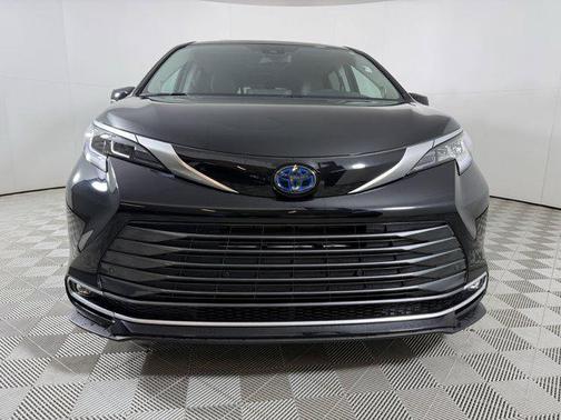 2023 Toyota Sienna Limited 7-Passenger