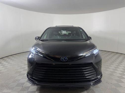 2023 Toyota Sienna Woodland Edition