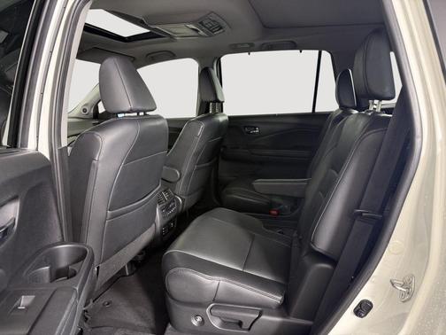 White Diamond Pearl 2017 Honda Pilot Elite