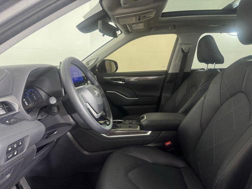 2025 Toyota Highlander Hybrid Platinum