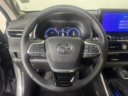 2025 Toyota Highlander Hybrid Platinum
