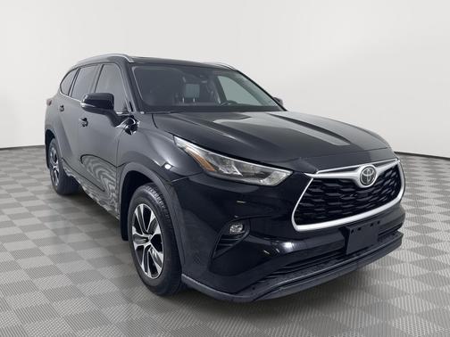 Midnight Black Metallic 2020 Toyota Highlander XLE