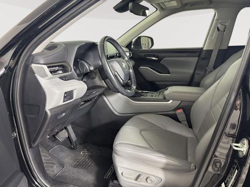 Midnight Black Metallic 2020 Toyota Highlander XLE
