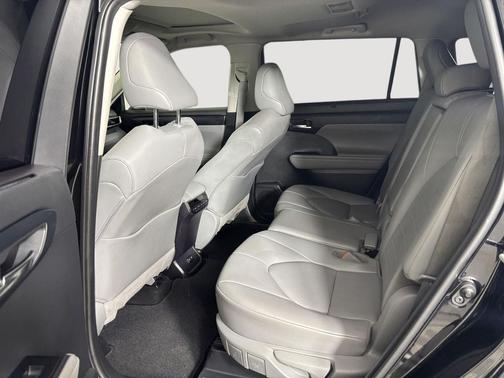 Midnight Black Metallic 2020 Toyota Highlander XLE