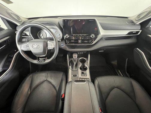 2022 Toyota Highlander Hybrid Platinum