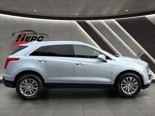 Silver Moonlight Metallic 2017 Cadillac XT5 Luxury