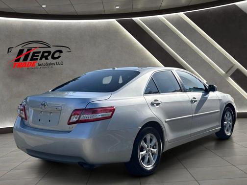 Classic Silver Metallic 2011 Toyota Camry LE