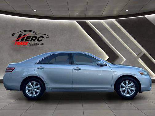 Classic Silver Metallic 2011 Toyota Camry LE