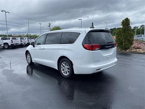 2022 Chrysler Voyager LX