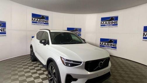 Crystal White Metallic 2023 Volvo XC40 B5 Plus Dark Theme