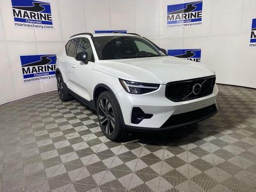 Crystal White Metallic 2023 Volvo XC40 B5 Plus Dark Theme