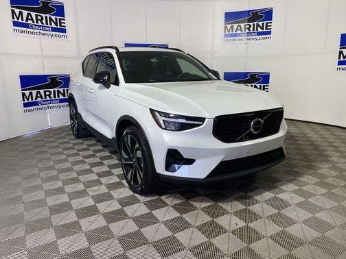 2023 Volvo XC40 B5 Plus Dark Theme
