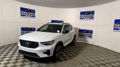 2023 Volvo XC40 B5 Plus Dark Theme