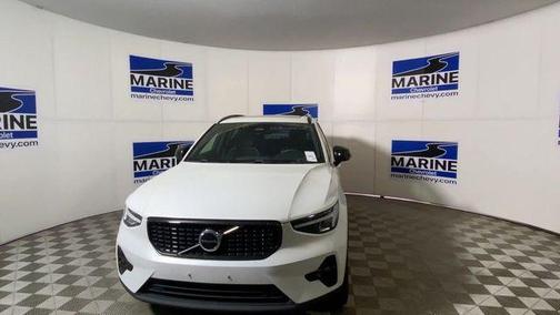 Crystal White Metallic 2023 Volvo XC40 B5 Plus Dark Theme