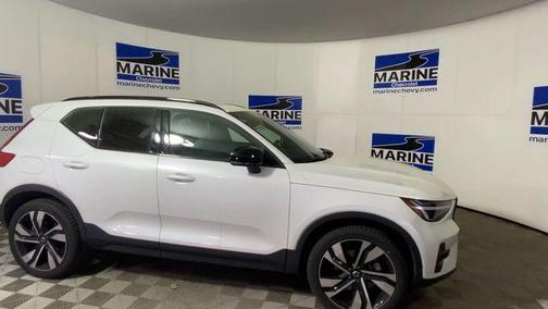 Crystal White Metallic 2023 Volvo XC40 B5 Plus Dark Theme