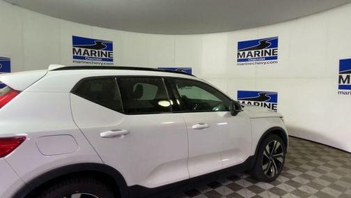 Crystal White Metallic 2023 Volvo XC40 B5 Plus Dark Theme