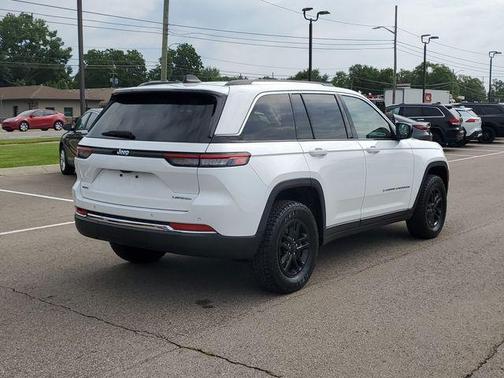 Bright White Clearcoat 2023 Jeep Grand Cherokee Laredo