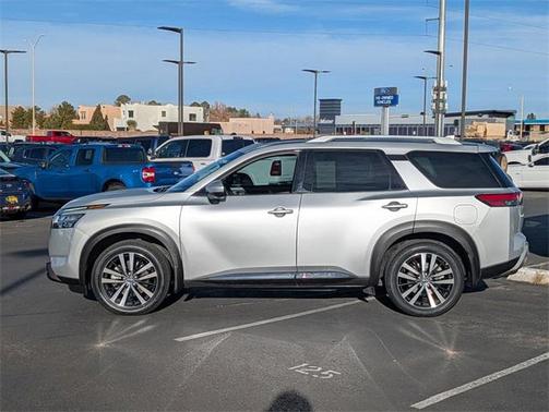 2024 Nissan Pathfinder Platinum