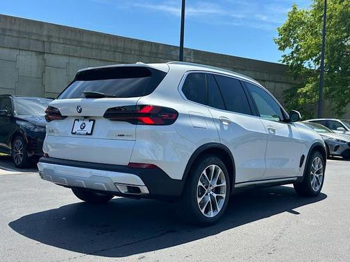Mineral White Metallic 2026 BMW X5 xDrive40i