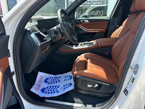 Mineral White Metallic 2026 BMW X7 xDrive40i