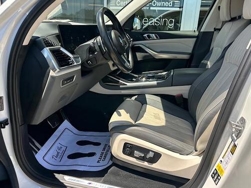 Mineral White Metallic 2024 BMW X7 M60i