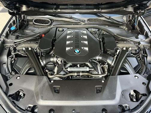 2023 BMW 760 760i xDrive