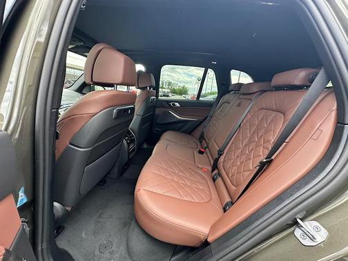 Manhattan Green Metallic 2026 BMW X5 xDrive40i