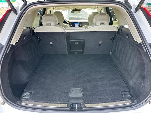 2021 Volvo XC60 T5 Momentum