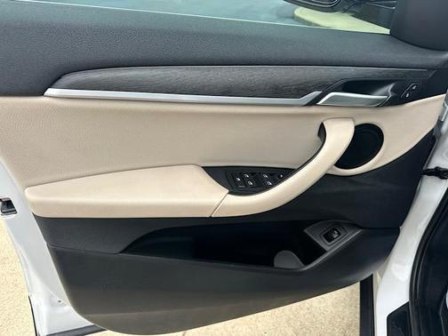 Mineral White Metallic 2023 BMW X2 xDrive28i