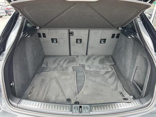 Volcano Grey Metallic 2021 Porsche Macan Base