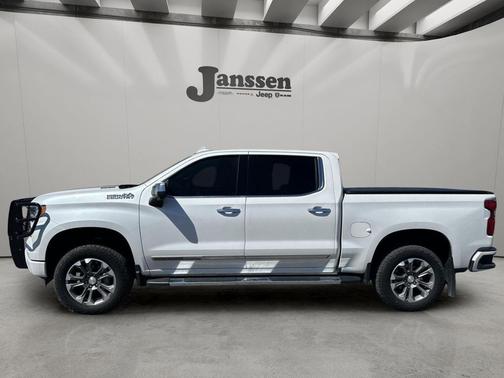 Iridescent Pearl Tricoat 2022 Chevrolet Silverado 1500 High Country